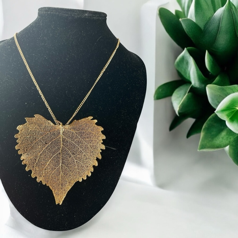 Gold Botanical Leaf Necklace with Intricate Detailing☑️